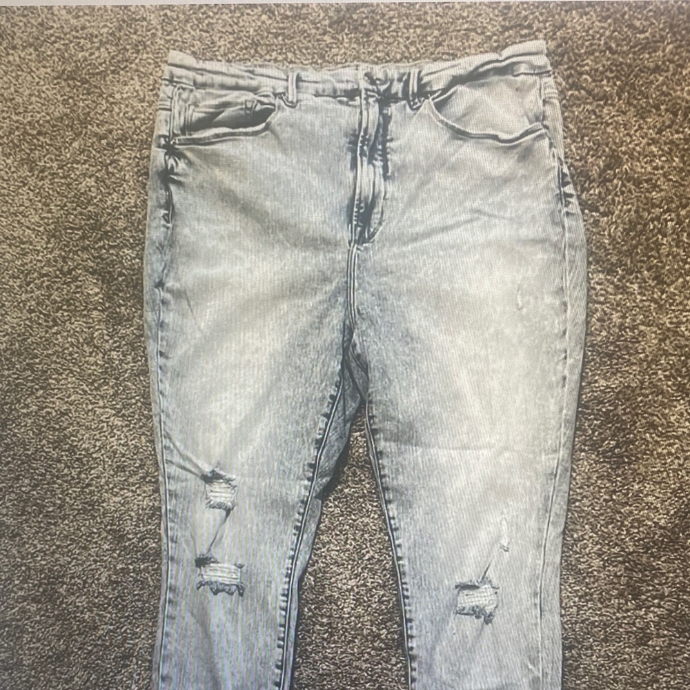 Good American Light Wash Distressed Jeans
